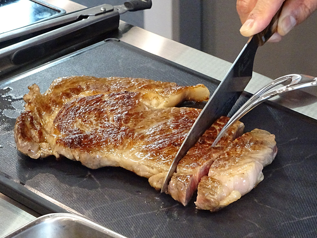 おもいのフライパンで肉を焼く様子/おもいのフライパンBASE（愛知県/碧南市）