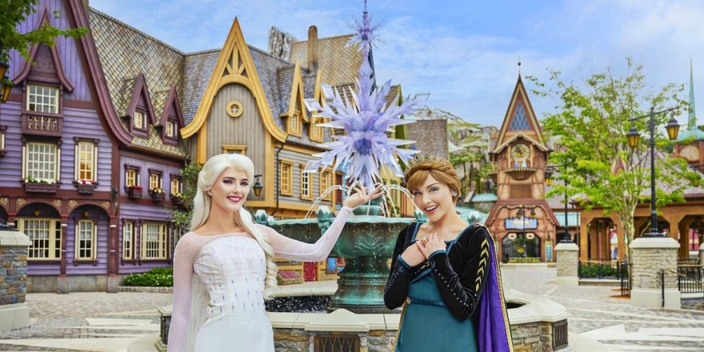 香港ディズニーランド・リゾートに「ワールド・オブ・フローズン」がオープン！アトラクションやグルメ、おみやげまで、最初で最大の『アナと雪の女王』の新テーマランドをご紹介