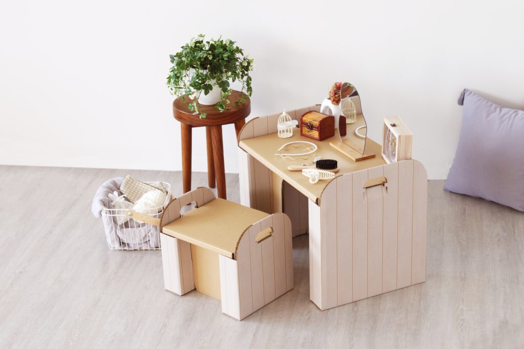 森田紙器　段ボールの机＆イス