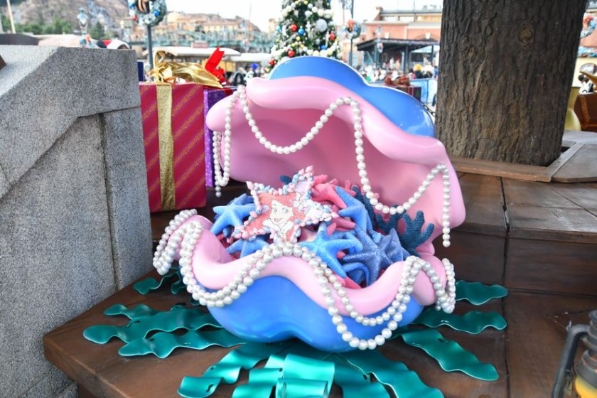 クリスマスツリーの下にあるプレゼントオブジェ/東京ディズニーシーのクリスマス（千葉県/舞浜市）