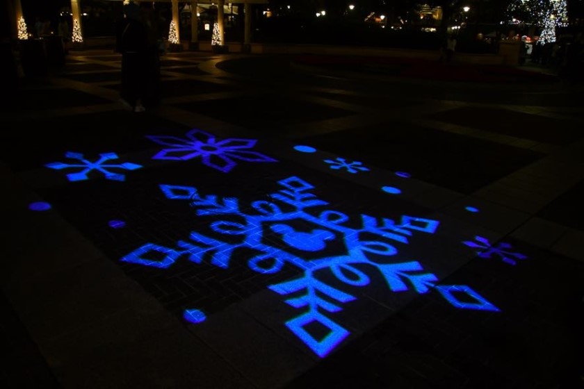 ウォーターフロントパークの足元に雪の結晶が現れます/東京ディズニーシーのクリスマス（千葉県/舞浜市）