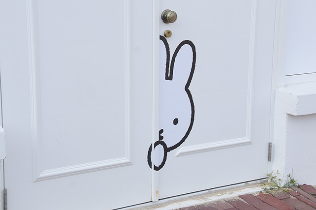 外の白い扉に、ちょっとのぞいているミッフィー/ハウステンボス「光の街のクリスマス」（長崎県/佐世保市）