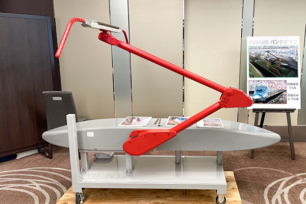 実物部品(パンタグラフ)の展示/クリスマスファミリーフェスタ~鉄道フェア2023~(東京都/千代田区)