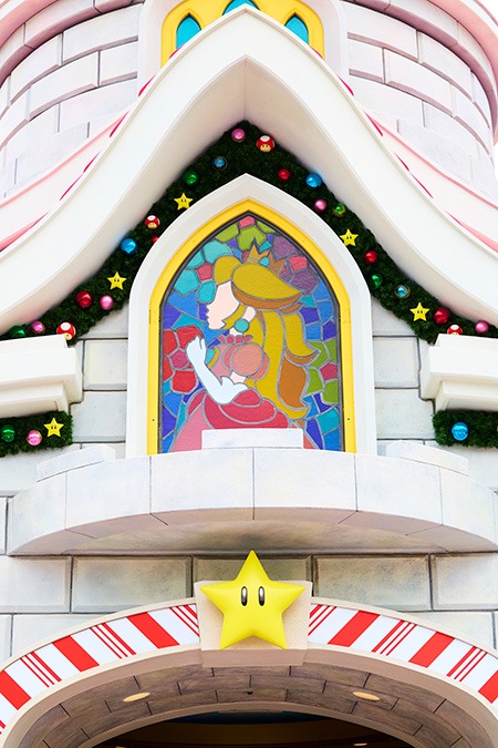 華やかにデコレーションされたピーチ城「スーパー・ニンテンドー・ワールド」/ユニバーサル・スタジオ・ジャパン(大阪府/大阪市)