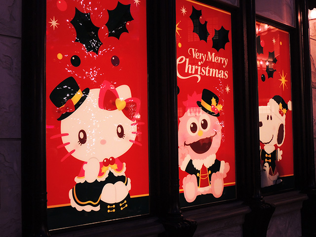 クリスマス装飾がされたショップのウインドウ/ユニバーサル・スタジオ・ジャパン(大阪府/大阪市)