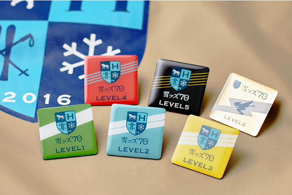 スキーレッスンでもらえる「雪ッズ70ピンバッチ」/星野リゾート