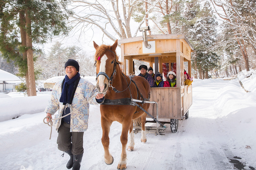 薪ストーブが設置された馬車/青森屋（青森県）