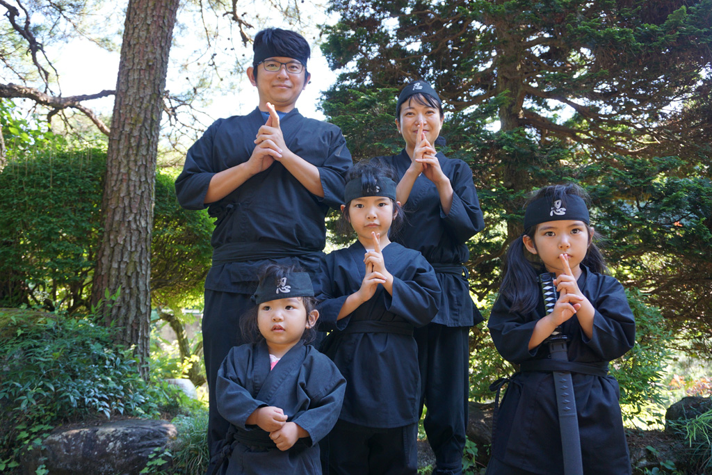 家族で忍者ポーズ／東京日の出 武家屋敷（東京都／西多摩郡日の出町）