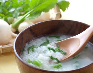 七草粥はいつ食べる？ 由来や意味、春の七草の種類、簡単なレシピもご紹介