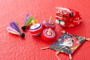 【お正月遊び】すごろく、凧揚げ、羽根つき、お手玉など、子どもと楽しめる10種類を紹介