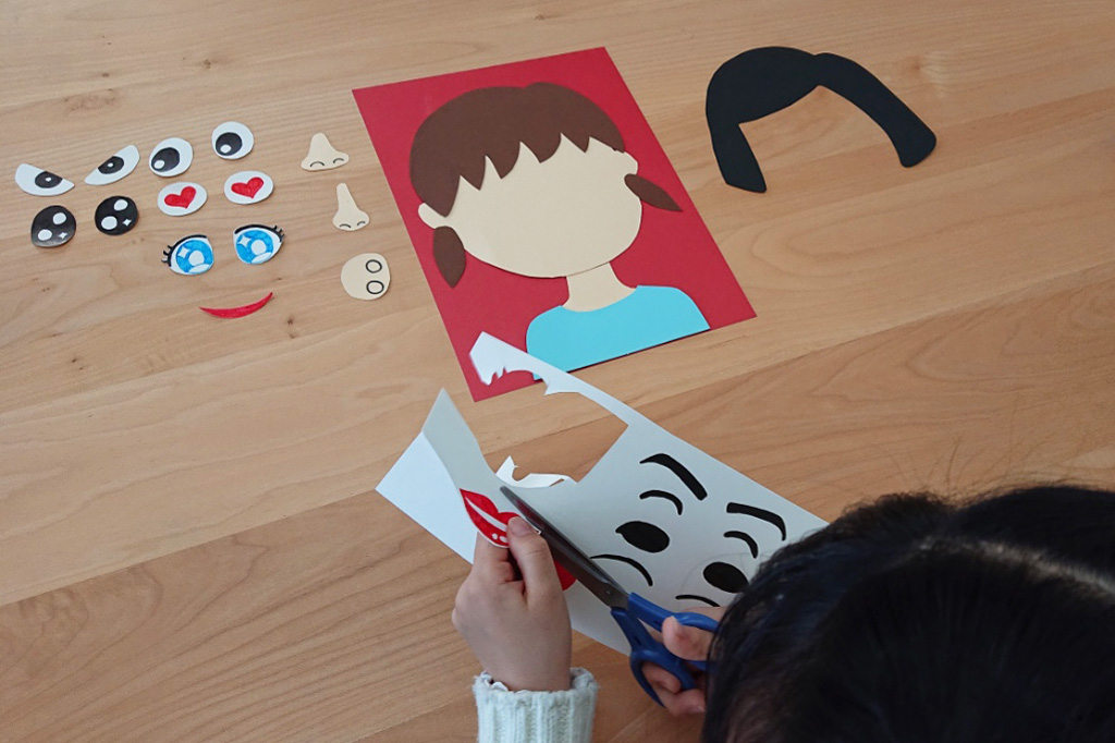 福笑いを手作り！目や口などのパーツをハサミでカット
