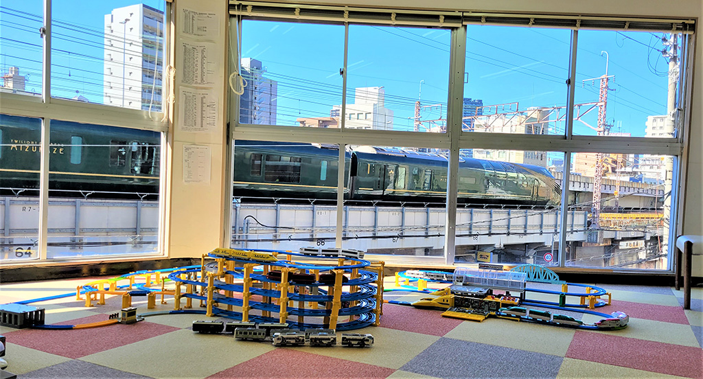 間近で電車が見える窓ガラス／トイトイパーク大阪市福島店（大阪府／大阪市）