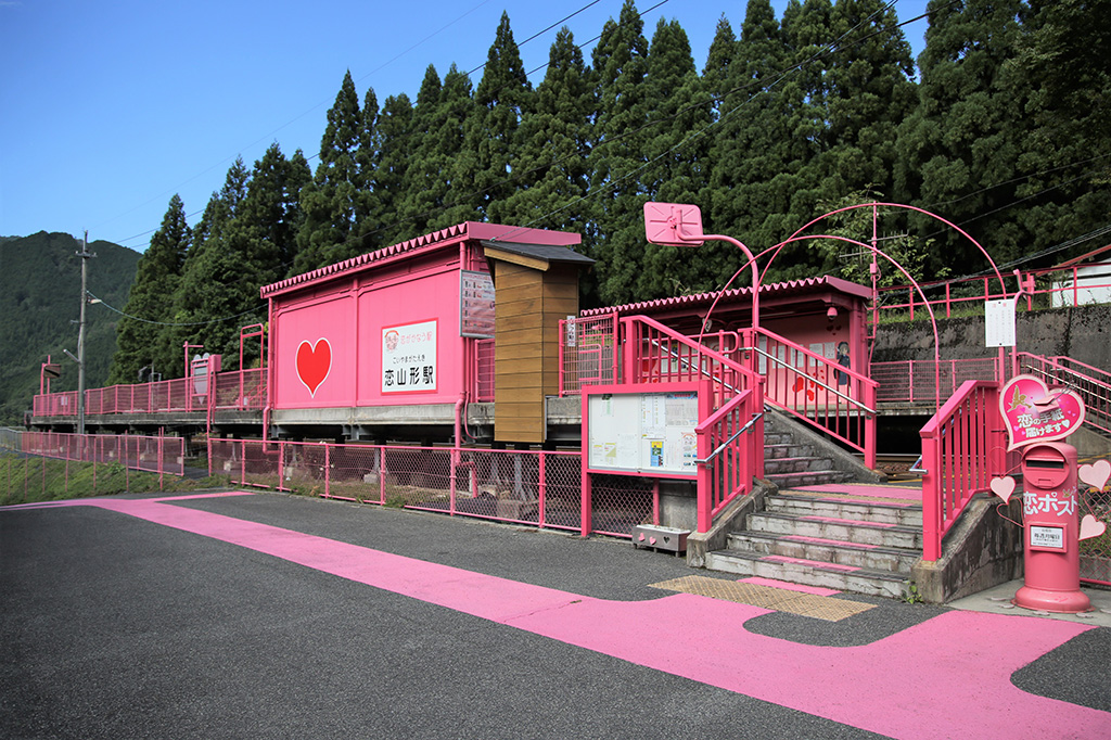 駅舎の様子/ピンクの恋山形駅(鳥取県/八頭郡智頭町)