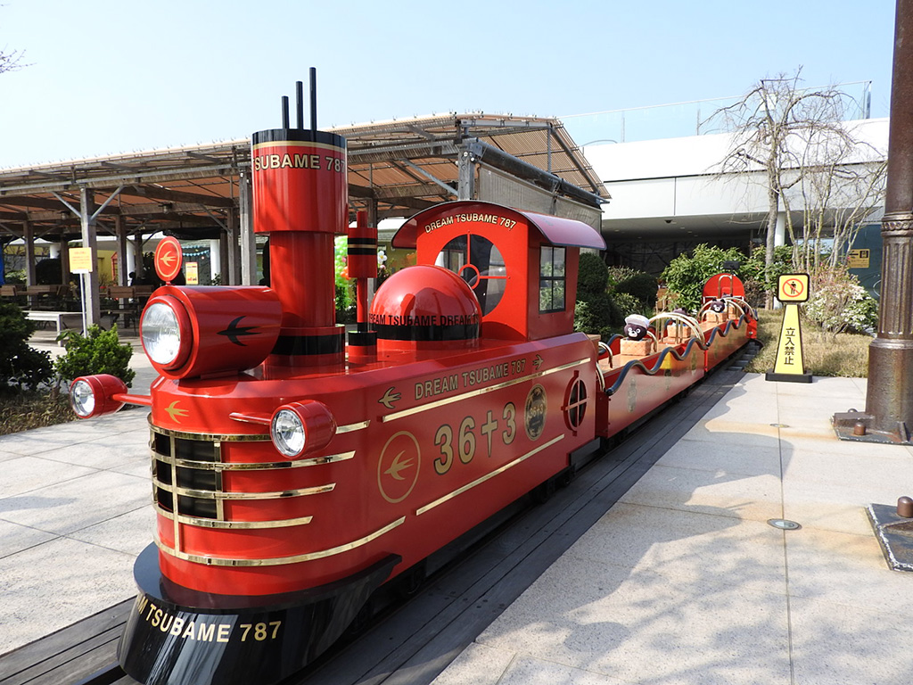 ミニ電車「つばめ電車」が走る/JR博多シティ(福岡県/福岡市)