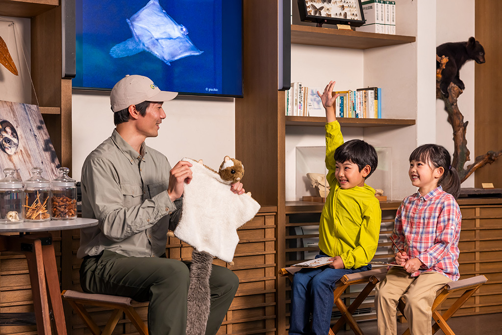 専門のネイチャーガイドが生態を解説/ピッキオ(長野県/軽井沢町)