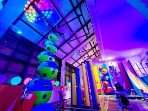 神奈川・トンデミ横須賀で「ナイトトンデミ」開催中 ライトアップされた空間でアスレチック&トランポリンを楽しもう