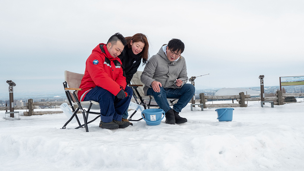 「羊ヶ丘スノーパーク2024」ワカサギ釣り風フォトスポット/さっぽろ羊ヶ丘展望台(北海道/札幌市)