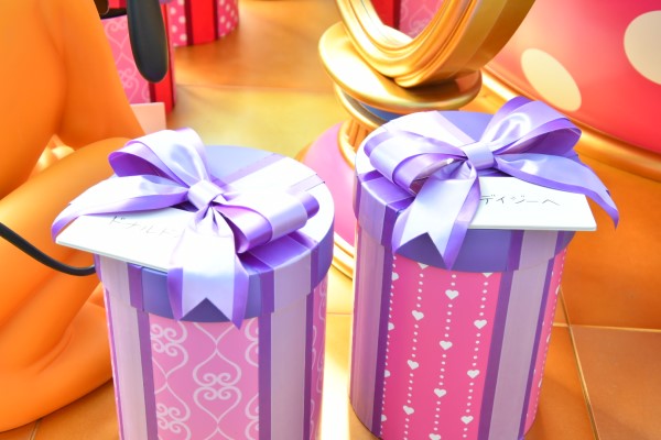 大きなリボンのモニュメントにあるプレゼントボックス/東京ディズニーランド（千葉県/舞浜市）