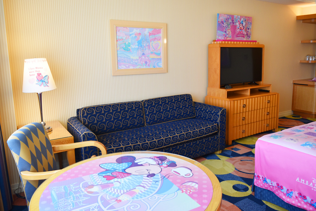 ランプやテーブルにもかわいいミニー/ディズニーアンバサダーホテルの“ミニーのファンダーランド”ルーム