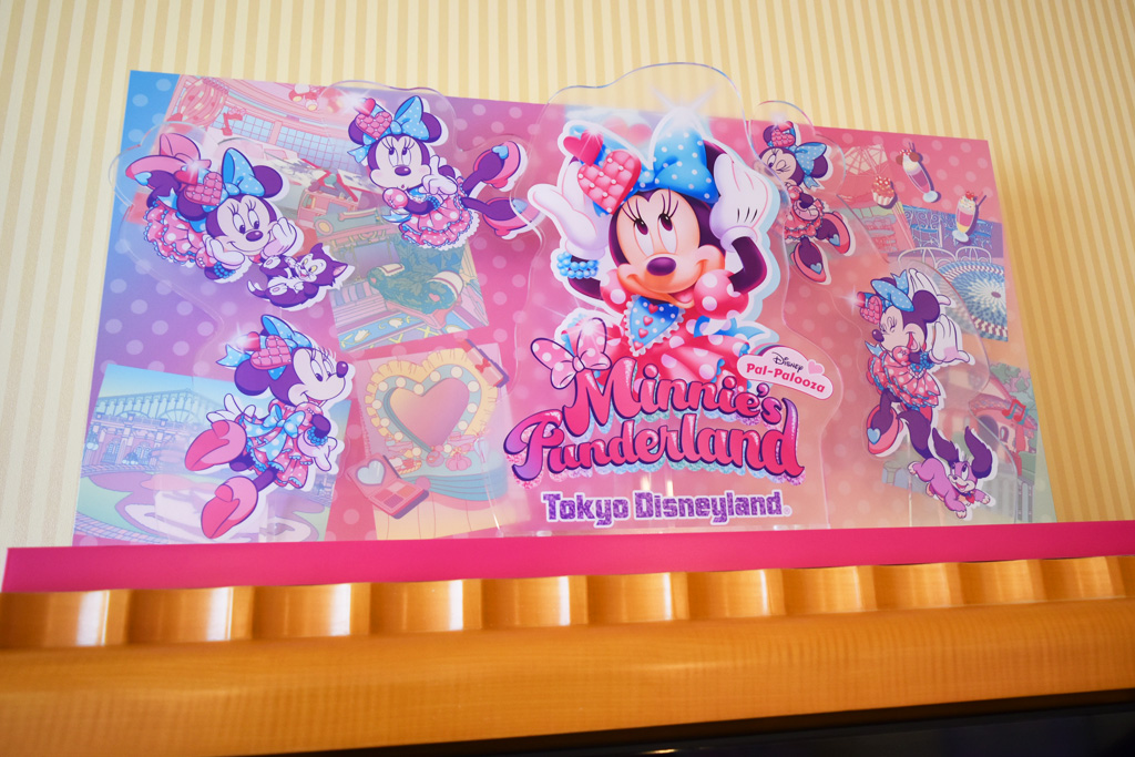 テレビ上の装飾/ディズニーアンバサダーホテルの“ミニーのファンダーランド”ルーム