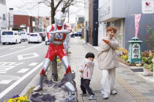 ママインフルエンサー&4歳児が行く、福島県須賀川市のウルトラな旅。ウルトラヒーローと写真、ミニチュアで怪獣ごっこ、伝統工芸体験も!