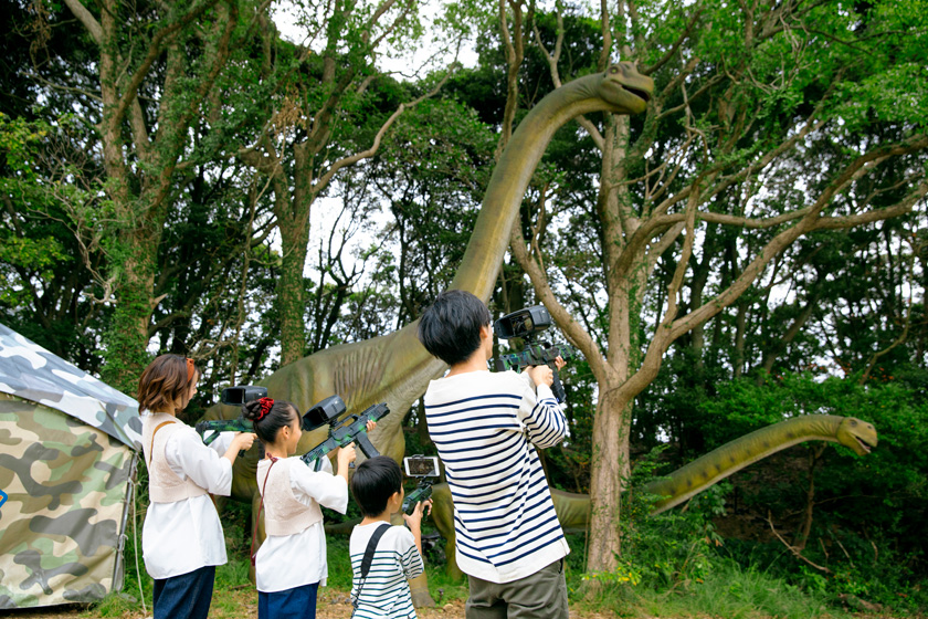 銃を手に、襲い掛かる肉食恐竜を撃退!/ハウステンボス(ジュラシックアイランド)(長崎県/佐世保市)