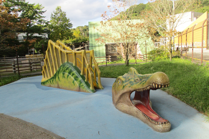 スピノサウルスの滑り台／岡崎市東公園（愛知県／岡崎市）