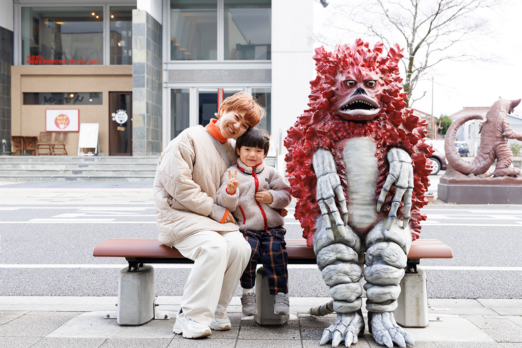 ユーモラスな友好珍獣ピグモンは、ベンチに着席（福島県/須賀川市）