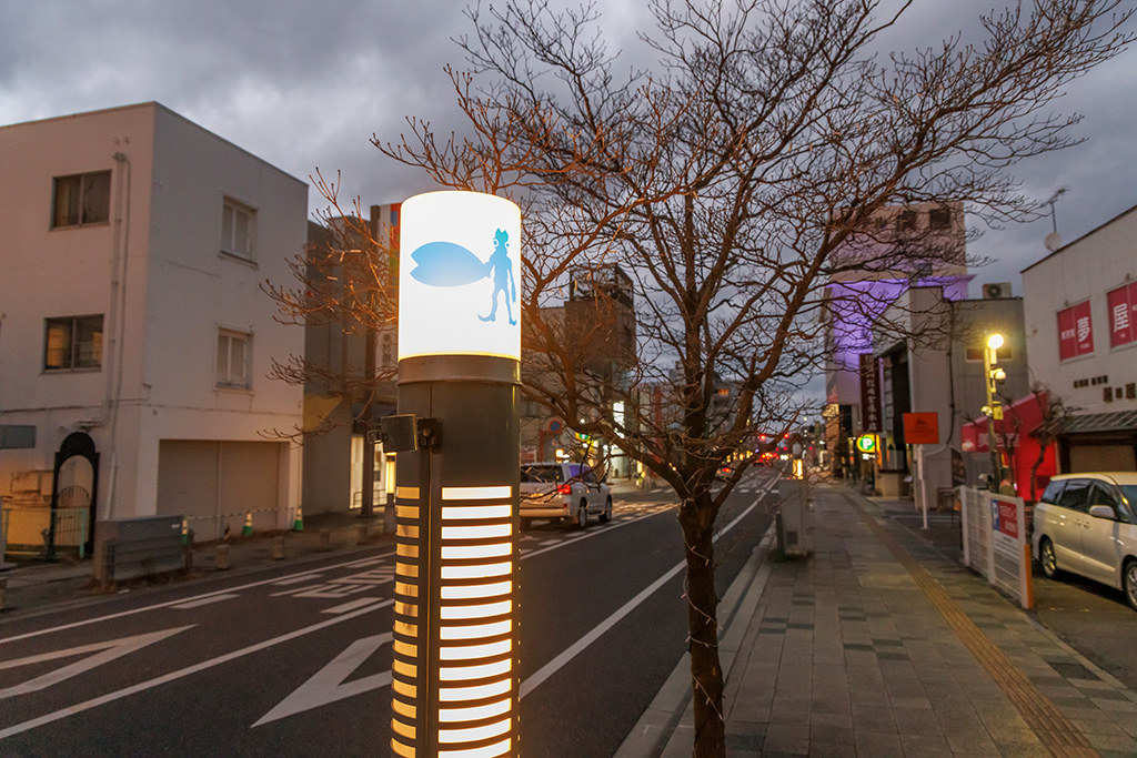怪獣のシルエットが浮かぶ街路灯（福島県/須賀川市）