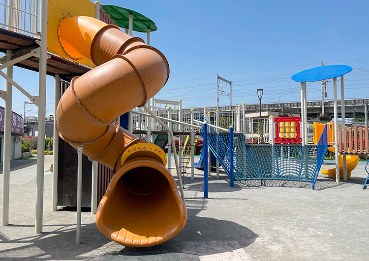 新幹線を望む西側の遊具エリア/しながわ中央公園(東京都/品川区)