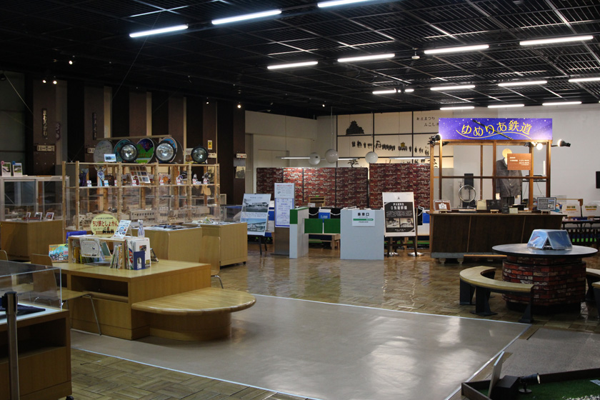 絵本コーナーや昔の切符売り場を再現したスペースもある／ゆめりあ鉄道ギャラリー（山形県／新庄市）