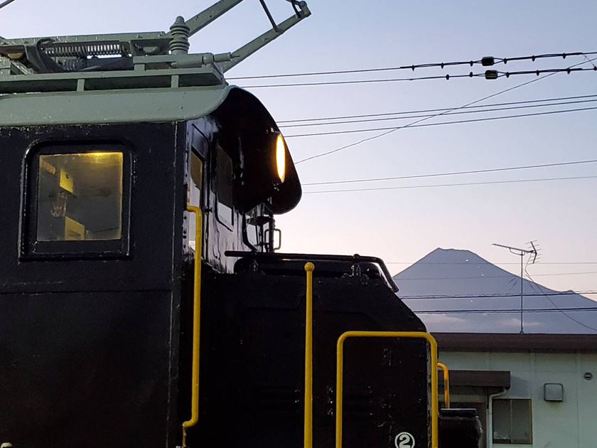 背景には富士山が見える／がくてつ機関車ひろば（静岡県／富士市）