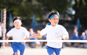 『瞬足』は、なぜ速く走れる? 上履きも小学生に人気! 親子で未来へ走り出せ!!