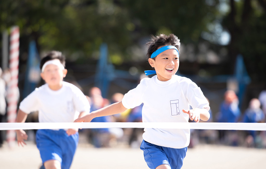 『瞬足』は、なぜ速く走れる？ 上履きも小学生に人気！  親子で未来へ走り出せ!!