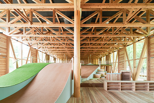 大きな木の板の波打ったアスレチック／遊び創造labo