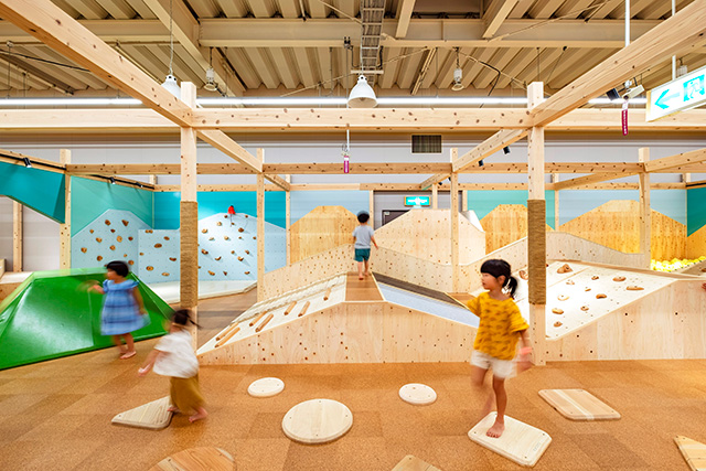 遊び場エリア／森のわくわくの庭　養老店