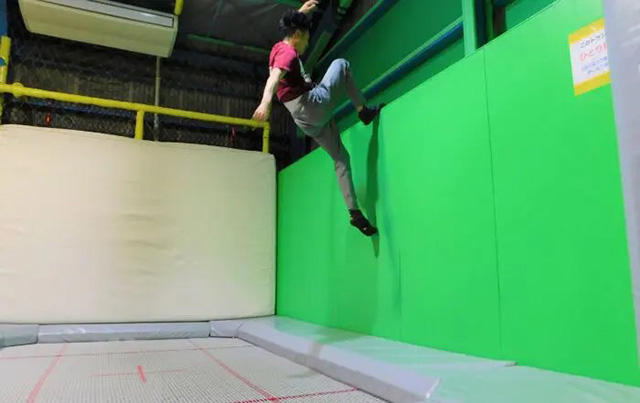躍動感あふれるウォールトランポリン／ジャンプパーク