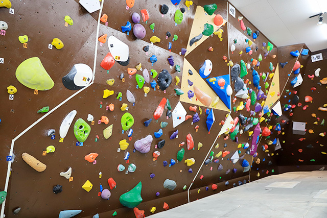 初心者から上級者までボルダリングを楽しめる壁／クライミングジムScelta