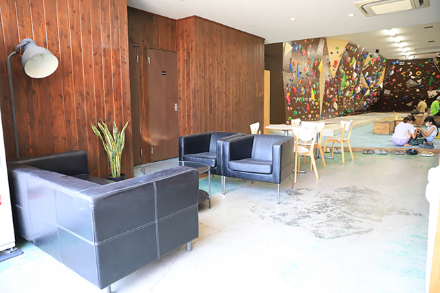 ボルダリングのすぐ近くで休憩できる／クライミングジムScelta