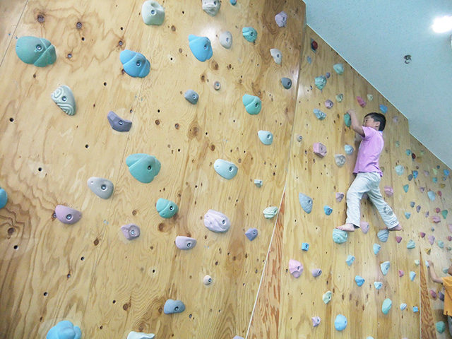 クライミングウォール／島田市こども館 プレイルーム「ぼるね」