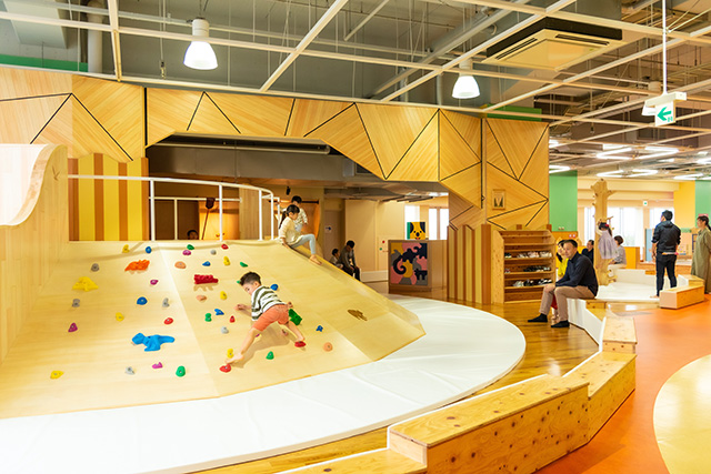 だいちゾーン「だいちの起伏ボルダリング」／浜松こども館