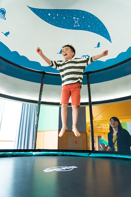 そらゾーン「宇宙へジャンプトランポリン」／浜松こども館