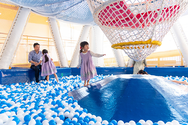 そらゾーン「青白ボールプール」／浜松こども館