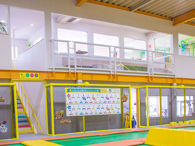 フリーエリアを見わたせる観覧スペース／トランポリンパーク浜松