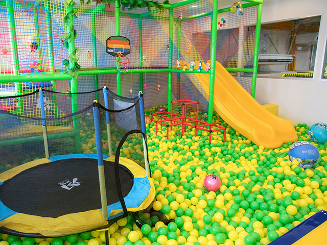 キッズエリアの運動ゾーン／トランポリンパーク浜松