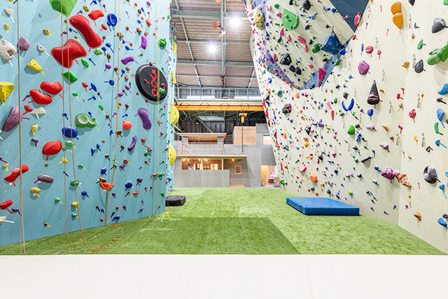 迫力満点のクライミングウォール／クライミングジム ブルーキャニオン