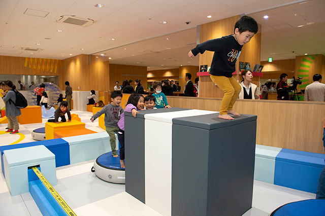 のぼる・わたる・跳ぶなど全身で遊べるウレタン山／BOAT KIDS PARK Mooovi浜名湖