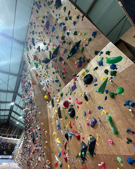 高さ10mをロープで登るリードクライミング／クライミングジャム 静岡店