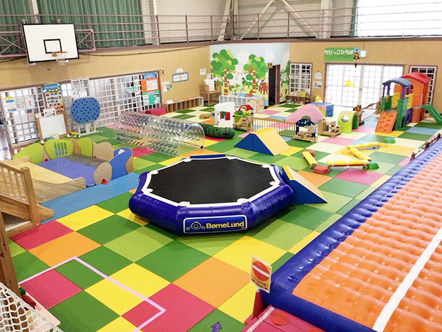 トランポリンやエアトラック、滑り台など大型遊具がたくさん／れんげじスマイルホール キッズパーク