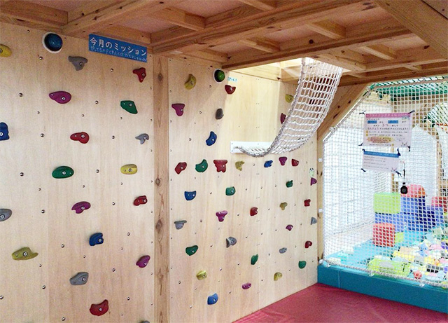 クライミングでミッションにチャレンジ／れんげじスマイルホール キッズパーク